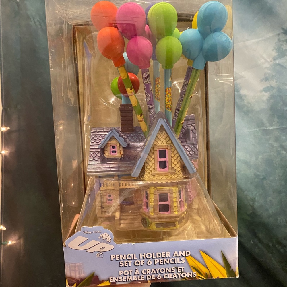Disney Store Exclusive Pixar Up House Pencil Holder & Set Of 6 Pencils 🎈